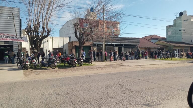 Otra fila interminable por un empleo en La Plata: cientos de personas buscaron una oportunidad en una distribuidora