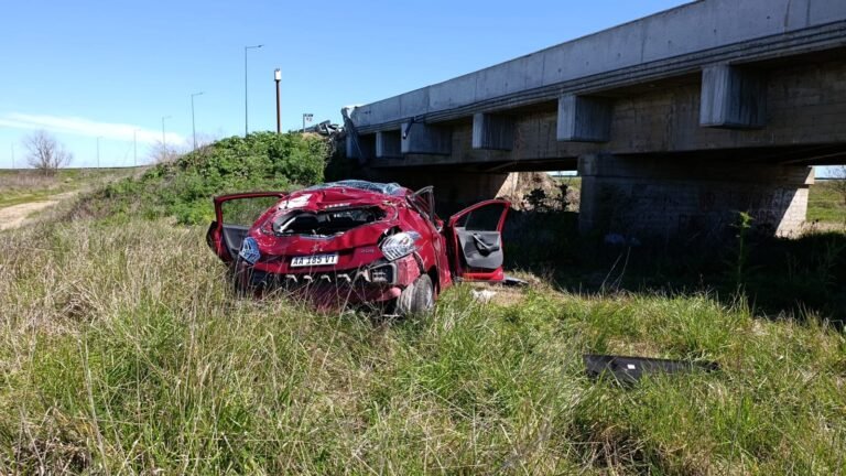 Despiste y vuelco en la Ruta 2: un auto terminó varios metros debajo de un puente